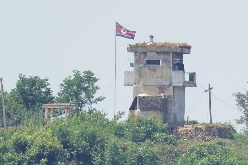 ARCHIVO - Un soldado norcoreano se ve en un puesto de guardia militar norcoreano junto a la bandera norcoreana, visto desde Paju, Corea del Sur, el miércoles 26 de junio de 2024. (AP Foto/Lee Jin-man, Archivo)