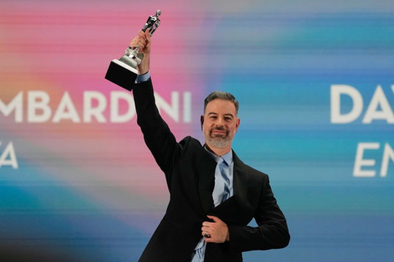 David Pablos, ganador del premio al mejor director por la película En el camino, posa en la sala de prensa durante la ceremonia de los premios Ariel de la Academia Mexicana de Artes y Ciencias Cinematográficas en la Ciudad de México, el sábado 3 de octubre de 2026. (Foto AP/Fernando Llano)