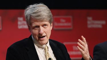americateve | Robert Shiller, profesor de Econom&iacute;a en Yale, habla durante la Conferencia Buttonwood, en Nueva York, el martes 26 de octubre de 2010. Los estadounidenses Schiller, Eugene Fama y Lars Peter Hansen ganaron el premio Nobel de Econom&iacute;a el lunes