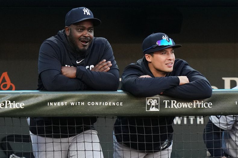 Anthony Volpe (derecha), de los Yankees de Nueva York, observa el juego del martes 12 de mayo de 2026 ante los Orioles de Baltimore (AP Foto/Stephanie Scarbrough)