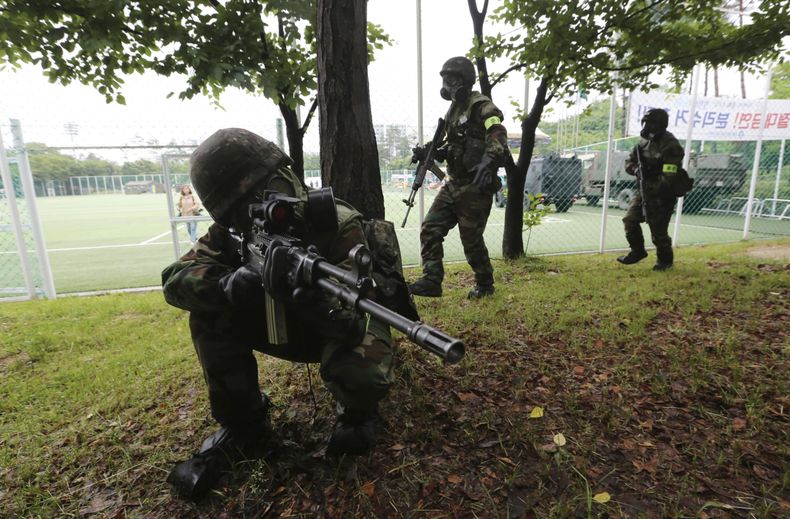 ARCHIVO - Soldados del ejército surcoreano realizan un simulacro antiterrorista como parte del ejercicio Ulchi Taeguk en un parque en Seúl, Corea del Sur, el 27 de mayo de 2019. (AP Foto/Ahn Young-joon, Archivo)