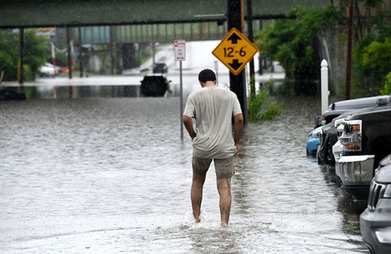 Una persona camina a través de una inundación en Central Avenue cerca de la Interestatal 90 después de que fuertes lluvias causaran daños en todo el Distrito Capital el miércoles 29 de julio de 2026 en Albany, Nueva York. (Will Waldron/The Albany Times Union vía AP)