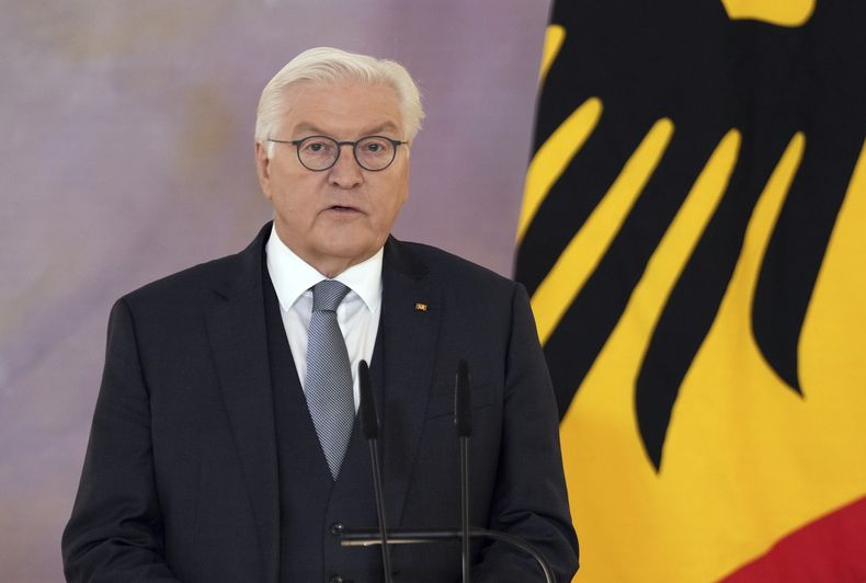 El presidente de Alemania, Frank-Walter Steinmeier, anuncia la decisión de disolver el parlamento y convocar elecciones anticipadas para el 23 de febrero de 2025, en Berlín, Alemania, el 27 de diciembre de 2024. (Sren Stache/dpa vía AP)