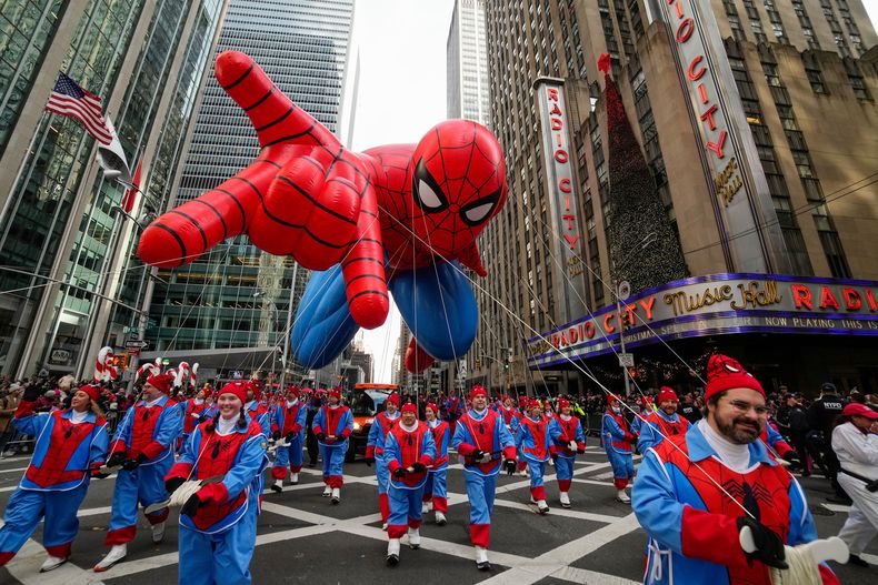 Manipuladores de globos guían el globo de Spider Man cerca del Radio City Music Hall durante el Desfile del Día de Acción de Gracias de Macys, el jueves 27 de noviembre de 2025, en Nueva York. (Foto AP/Eduardo Munoz Alvarez)