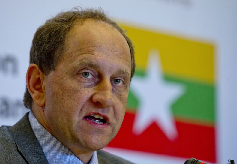 En esta imagen de archivo, Alexander Graf Lambsdorff, quien entonces fungía como jefe de la misión de observación electoral de la Unión Europea en Myanmar, ofrece una conferencia de prensa en Yangón, Myanmar, el 10 de noviembre de 2015. (AP Foto/ Gemunu Amarasinghe, archivo)