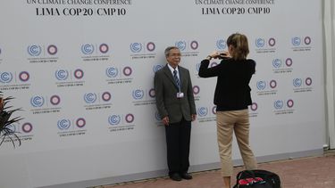 americateve | Un delegado se toma una foto con un celular durante la conferencia clim&aacute;tica en Lima, Per&uacute;, el lunes 8 de diciembre de 2014. Se ha recomendado a los participantes a usar ropa casual en lugar de traje debido al calor que registra actualmente