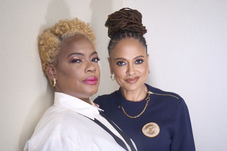 Aunjanue Ellis-Taylor, izquierda, y la directora Ava DuVernay posan para un retrato para promover la película Origin el martes 5 de diciembre de 2023, en Beverly Hills, California. (Foto AP/Damian Dovarganes)