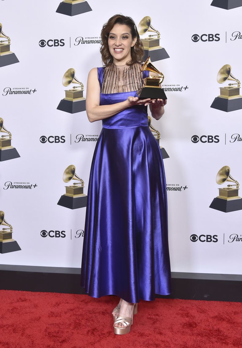 Gaby Moreno posa en la sala de prensa con el premio a mejor álbum de pop latino por X Mi (Vol. 1) en la 66a entrega anual de los Grammy el domingo 4 de febrero de 2024, en Los Ángeles. (Foto Richard Shotwell/Invision/AP)