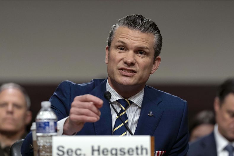 El secretario del Departamento de Defensa de Estados Unidos, Pete Hegseth, testifica en una audiencia ante la Comisión de Servicios Armados del Senado en el Capitolio, Washington, el miércoles 18 de junio de 2025. (AP Foto/Jose Luis Magana)