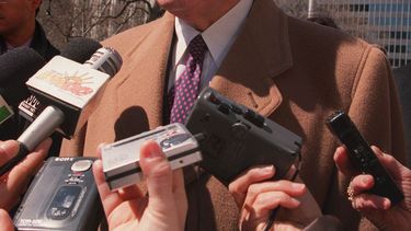 americateve | El pol&iacute;tico puertorrique&ntilde;o Herm&aacute;n Badillo dando una conferencia de prensa el 27 de marzo de 2001, en Nueva York. Badillo, el pol&iacute;tico del Bronx que se convirti&oacute; en el primer puertorrique&ntilde;o en ser electo presidente