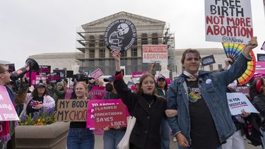 Activistas por el derecho al aborto y manifestantes antiabortistas se concentran ante la Corte Suprema en Washington, miércoles 2 de abril de 2025. (AP foto/Jose Luis Magana)