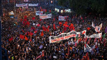 Decenas de miles de personas marchan en protesta por la crisis de vivienda en España, horas después de que el presidente del gobierno, Pedro Sánchez, anunciara unas elecciones generales anticipadas, en Barcelona, España, el lunes 5 de octubre de 2026. (AP Foto/Emilio Morenatti)