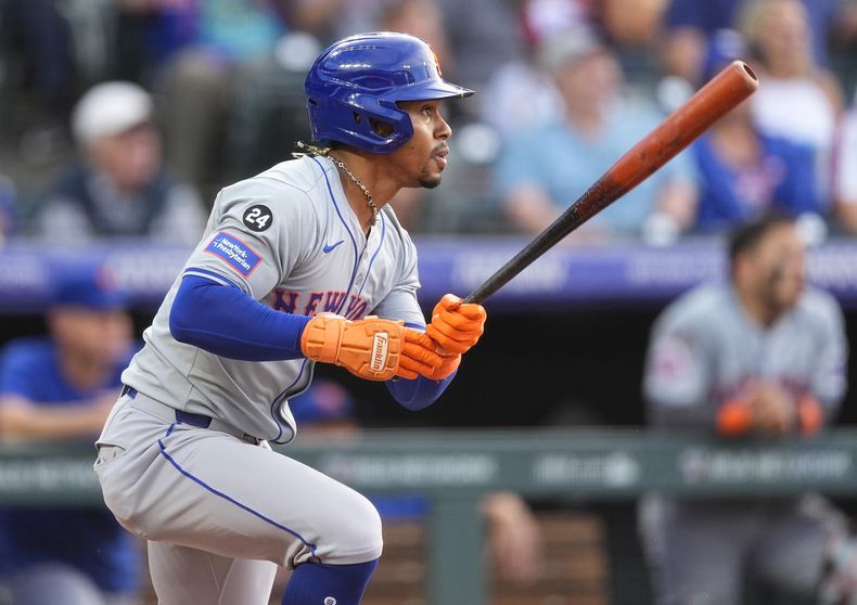 El puertorriqueño de los Mets de Nueva York Francisco Lindor le da seguimiento a su sencillo frente al abridor de los Rockies de Colorado Ryan Feltner en la primera entrada el miércoles 7 de agosto del 2024. (AP Foto/David Zalubowski)