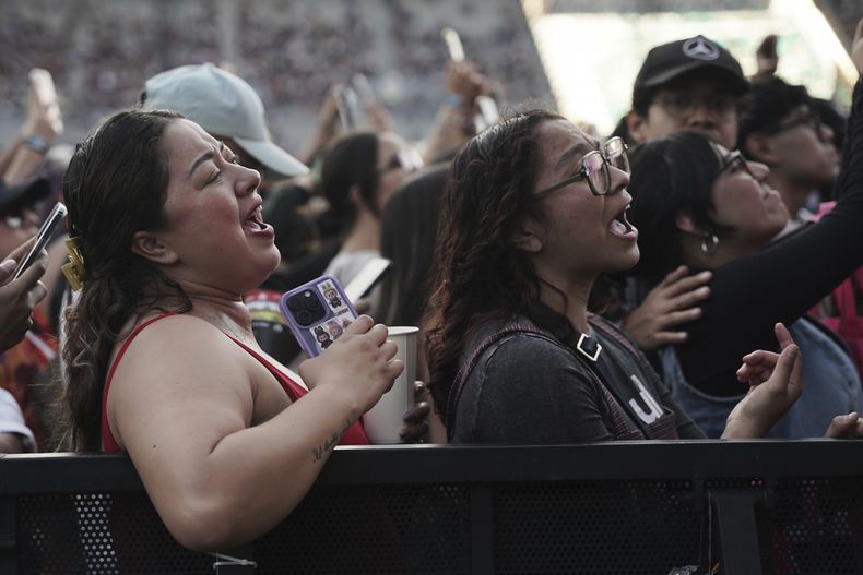 Fans escuhan a Emmanuel del Real, alias Meme, durante su presentación en la 25ª edición del festival de música Vive Latino en la Ciudad de México, el sábado 15 de marzo de 2025. (Foto AP/Aurea Del Rosario)