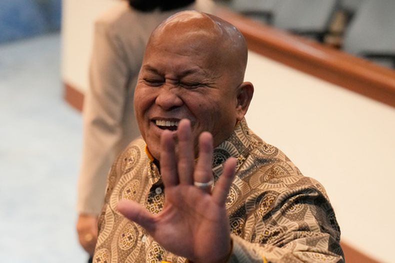 El senador Ronald dela Rosa saluda a los periodistas en el Senado, en Pasay, Filipinas, el miércoles 13 de mayo de 2026. (Foto AP/Aaron Favila)