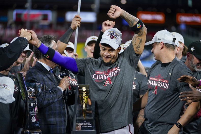 El dominicano Ketel Marte, intermedista de los Diamondbacks de Arizona, festeja la victoria sobre los Filis de Filadelfia en la Serie de Campeonato de la Liga Nacional, el martes 24 de octubre de 2023 (AP Foto/Matt Slocum)