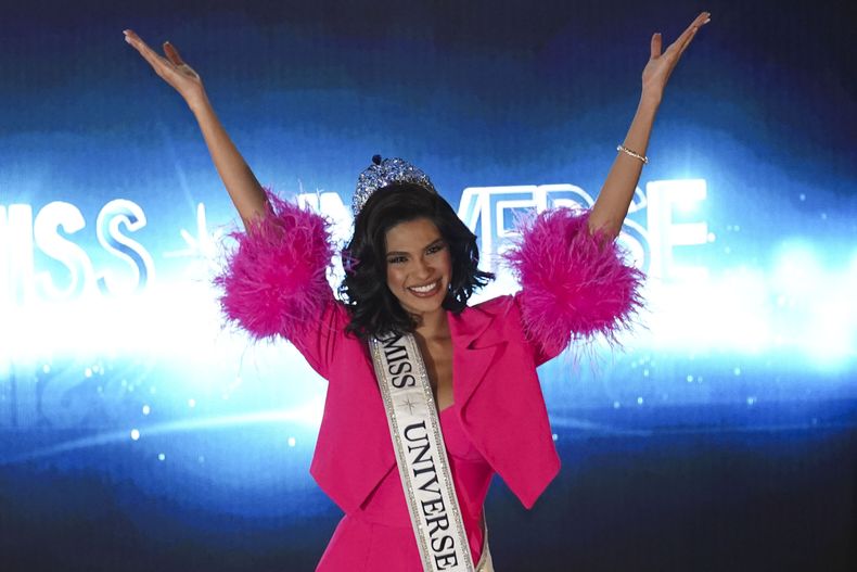 ARCHIVO - Miss Universo Sheynnis Palacios, de Nicaragua, posa para fotografías en una conferencia de prensa en la Ciudad de México, el 23 de enero de 2024. El gobierno del presidente Daniel Ortega lanzó su propio certamen de belleza el 26 de abril de 2024, acuñado Reinas de Nicaragua, después de que la policía afirmara que la familia que dirigía la franquicia Miss Nicaragua era parte de un complot de la oposición que tenía como objetivo repetir las protestas antigubernamentales de 2018, a las que asistió Palacios, utilizando su triunfo como reina de belleza mundial. (AP Foto/Marco Ugarte, Archivo)