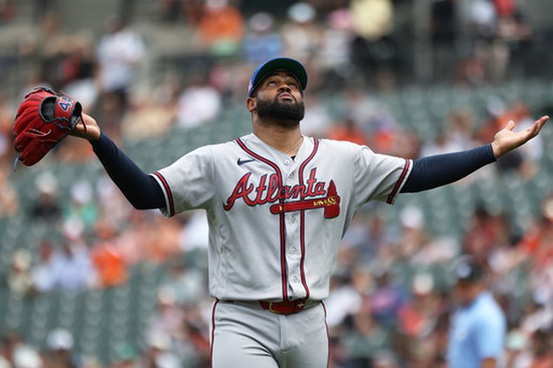 Reynaldo López, lanzador de los Bravos de Atlanta, festeja durante el juego ante los Orioles de Baltimore, el domingo 26 de julio de 2026 (AP Foto/Daniel Kucin Jr.)