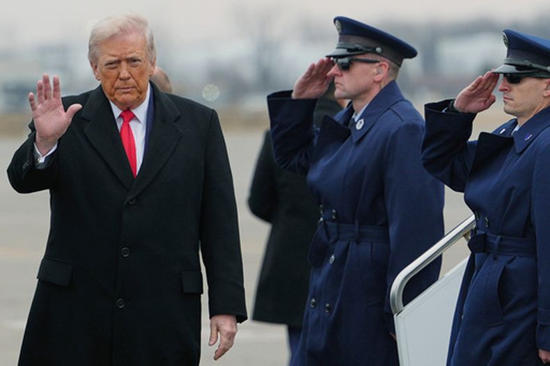 El presidente Donald Trump a su llegada al Aeropuerto Metropolitano del Condado de Wayne, el martes 13 de enero de 2026, en Detroit. (AP Foto/Evan Vucci)