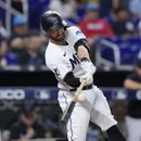 Jon Berti de los Marlins de Miami pega un triple para que Nick Fortes y Joey Wendle anotaran el en la cuarta entrada del juego ante los Reales de Kansas City el lunes 5 de junio del 2023. (AP Foto/Wilfredo Lee)
