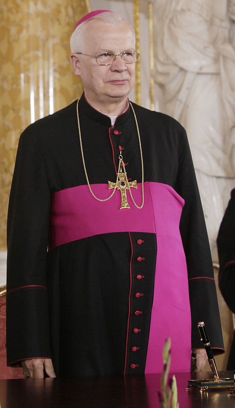 ARCHIVO - En esta imagen del 17 de agosto de 2012 el l&iacute;der de la iglesia cat&oacute;lica de Polonia, arzobispo Jozef Michalik , sonr&iacute;e tras firmar un documento hist&oacute;rico que exhorta a polacos y rusos a perdonarse por problemas pasados