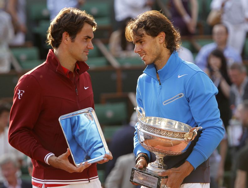 ARCHIVO - En esta foto del 5 de junio de 2011, Rafael Nadal (derecha) y Roger Federer posan con sus trofeos tras la final masculina del Abierto de Francia en París. (AP Foto/Lionel Cironneau)