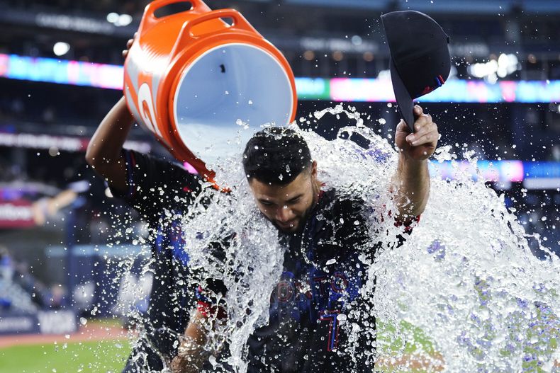 Isiah Kiner-Falefa (7), de los Azulejos de Toronto, es bañado después de la victoria del equipo sobre los Orioles de Baltimore en un juego de béisbol el miércoles 5 de junio de 2024, en Toronto. (Frank Gunn/The Canadian Press vía AP)