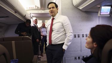 El secretario de Estado estadounidense Marco Rubio habla con los periodistas que viajaban con él a la Conferencia de Seguridad de Múnich después de que un problema mecánico obligó a su avión a regresar a la Base Conjunta Andrews, el jueves 13 de febrero de 2025, en Maryland. (Evelyn Hockstein/Foto compartida vía AP)