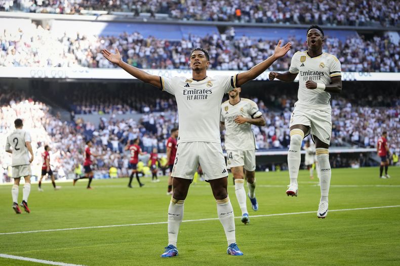 Jude Bellingham del Real Madrid celebra tras anotar el primer gol de su equipo en el encuentro ante el Osasuna en la liga española el sábado 7 de octubre del 2023. (AP Foto/Jose Breton)