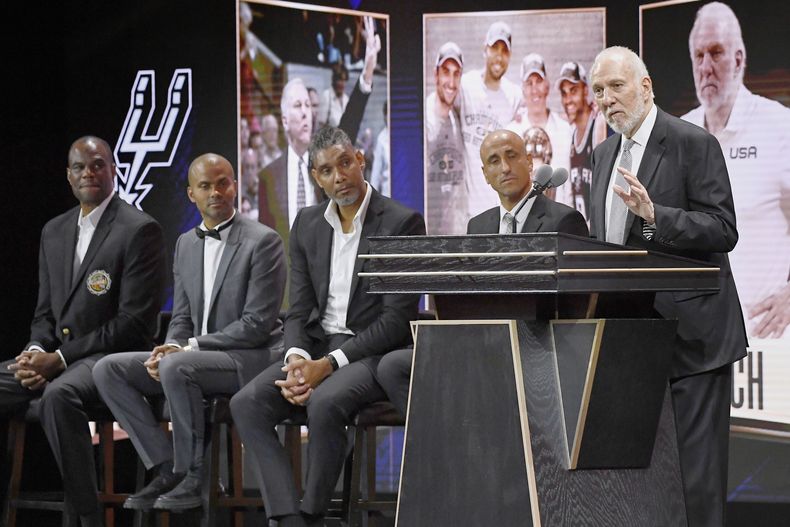 ARCHIVO - Gregg Popovich habla durante su exaltación al Salón de la Fama de baloncesto, acompañado por David Robinson, Tony Parker, Tim Duncan y Manu Ginóbili, el sábado 12 de agosto de 2023, en Springfield, Massachusetts. (AP Foto/Jessica Hill)