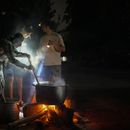 Personas preparan una sopa en una fogata durante un apagón que siguió a la falla de una importante planta energética en La Habana, Cuba, el sábado 19 de octubre de 2024. (AP Foto/Ramón Espinosa)
