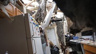 Natasha Ducre revisa la cocina de su vivienda devastada, la cual perdió buena parte del techo durante el paso del huracán Milton, el 10 de octubre de 2024, en Palmetto, Florida. (AP Foto/Rebecca Blackwell, Archivo)