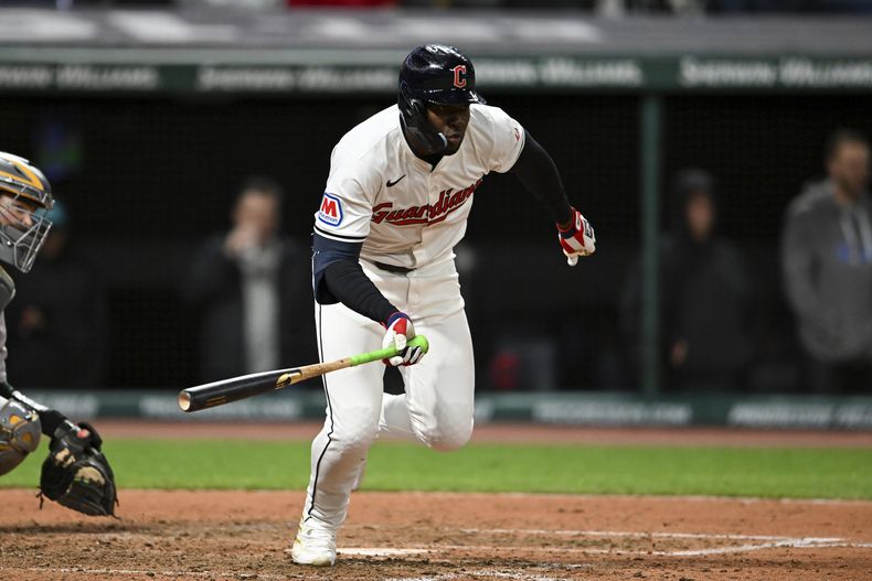El dominicano de los Guardianes de Cleveland Estevan Florial corre al conectar sencillo durante la novena entrada ante los Atléticos de Oakland, el viernes 19 de abril de 2024, en Cleveland. (AP Foto/Nick Cammett)