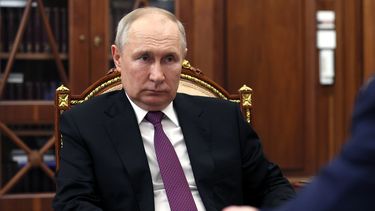 El presidente ruso Vladimir Putin escucha a Igor Shuvalov, presidente de la corporación estatal de desarrollo VEB.RF en el Kremlin, Moscú, miércoles 30 de agosto de 2023. (Gavriil Grigorov, Sputnik, Kremlin Pool Photo via AP)