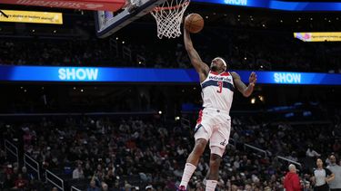 ARCHIVO - Foto del 14 de marzo del 2023, el base de los Wizards de Washington Bradley Beal clava el balón en el encuentro ante los Pistons de Detroit. El domingo 18 de junio del 2023, los Wizards envían a Beal a los Suns en un canje espectacular. (AP Foto/Carolyn Kaster, Archivo)