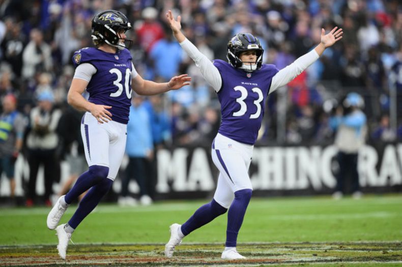 El pateador de los Ravens de Baltimore, Tyler Loop (33), celebra su gol de campo de 64 yardas con el despejador Ryan Eckley (30) durante la primera mitad de un partido de fútbol americano de la NFL contra los Titans de Tennessee en Baltimore, el 4 de octubre de 2026. (Foto AP/Nick Wass)