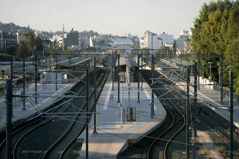 La principal estación de ferrocarril de la capital griega se ve cerrada durante una huelga nacional de 24 horas, en la que los sindicatos y la retirada de una ley que cambia los horarios laborales en Atenas, Grecia, el miércoles 1 de octubre de 2025. (AP Foto/Thanassis Stavrakis)