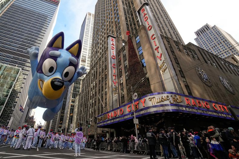 El globo Bluey flota por la Sexta Avenida durante el Desfile del Día de Acción de Gracias de Macys, el jueves 27 de noviembre de 2025, en Nueva York. (Foto AP/Eduardo Munoz Alvarez)