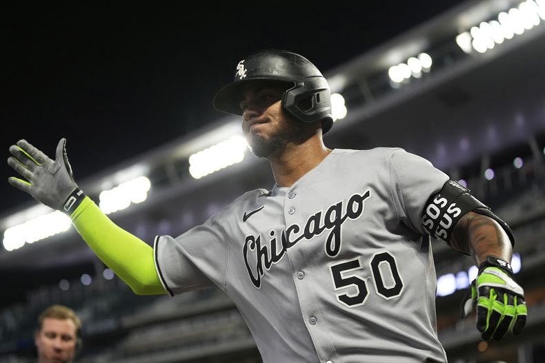 El venezolano Lenyn Sosa, de los Medias Blancas de Chicago, festeja luego de batear un jonrón solitario ante los Mellizos de Minnesota, el martes 2 de septiembre de 2025 (AP Foto/Abbie Parr)
