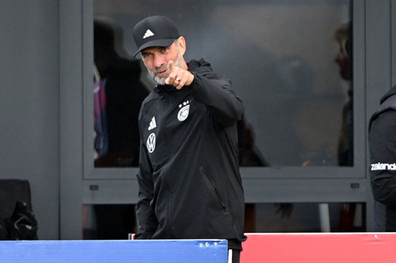 El técnico de Alemania Juergen Klopp gesticula previo a un entrenamiento de cara al partido contra Países Bajos por la Liga de Naciones, el martes 22 de septiembre de 2026. (Federico Gambarini/dpa vía AP)