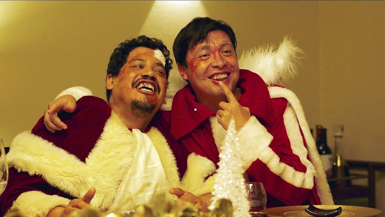 En esta imagen proporcionada por ViX, Juan Carlos Medellín, izquierda, y Armando Hernández en una escena de El sabor de la Navidad. (ViX vía AP)