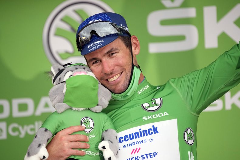 Mark Cavendish celebra en el podio tras ganar la décima etapa del Tour de Francia, el martes 6 de julio de 2021. (AP Foto/Christophe Ena)