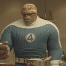 Esta imagen publicada por Disney muestra a H.E.R.B.I.E, a la izquierda, y La Cosa, interpretada por Ebon Moss-Bachrach, en una escena de The Fantastic Four: First Steps. (Marvel/Disney via AP)