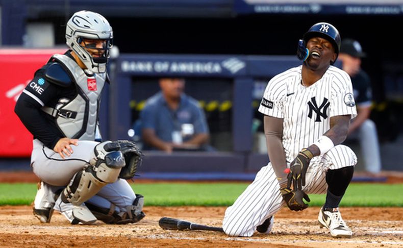 Jazz Chisholm Jr., derecha, de los Yankees de Nueva York, reacciona después de que una pelota de foul le pegara en la ingle durante la cuarta entrada del juego de béisbol de Grandes Ligas contra los Medias Blancas de Chicago, el jueves 18 de junio de 2026, en Nueva York. (AP Foto/Noah K. Murray)