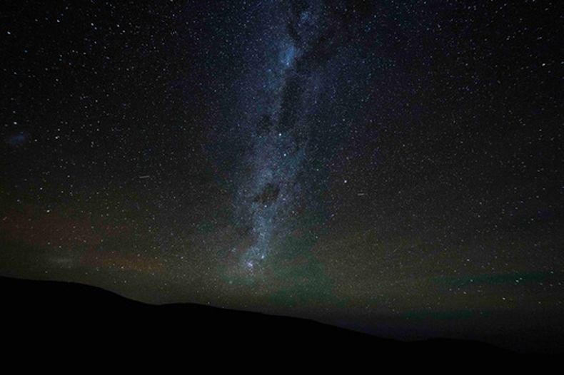 La Vía Láctea se extiende por el cielo nocturno, tal como se ve desde el desierto de Atacama, Chile, el miércoles 15 de abril de 2026. (AP Foto/Esteban Félix)