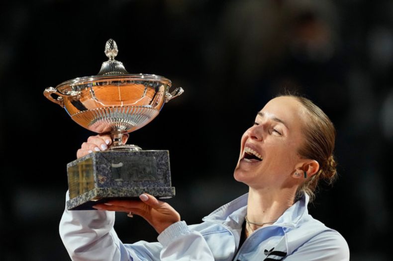 Elina Svitolina besa el trofeo tras derrotar a Coco Gauff en la final del Abierto de Italia, el sábado 16 de mayo de 2026, en Roma. (AP Foto/Alessandra Tarantino)