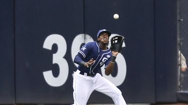 americateve | Cameron Maybin de los Padres de San Diego atrapa un elevado en el segundo inning ante los Mets de Nueva York el s&aacute;bado 19 de julio de 2014. (AP Foto/Lenny Ignelzi)