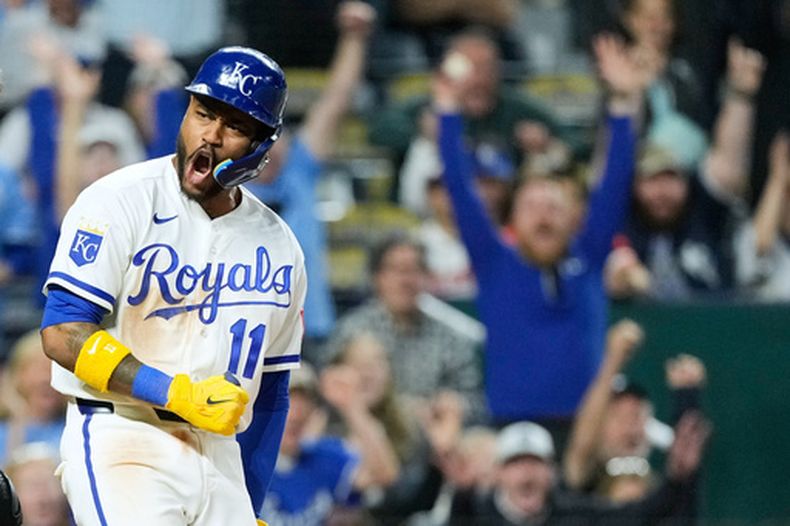 Maikel García, de los Reales de Kansas City, celebra tras anotar la carrera de la victoria gracias a un lanzamiento descontrolado (wild pitch) del lanzador relevista de los Orioles de Baltimore, Ryan Helsley, durante la novena entrada de un partido de béisbol el martes 21 de abril de 2026, en Kansas City, Misuri. (AP Foto/Charlie Riedel)