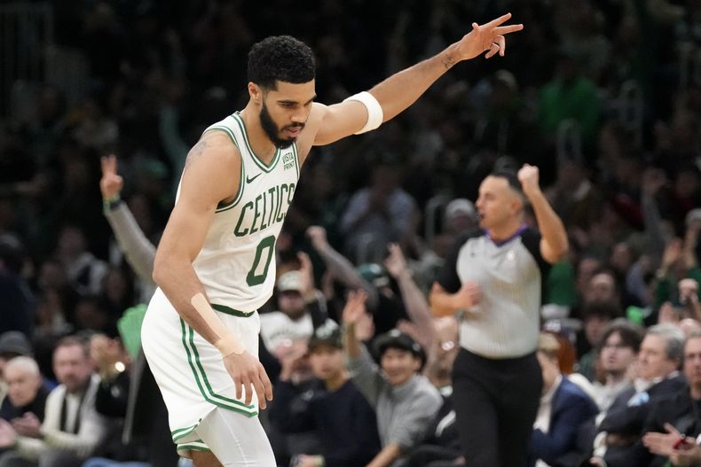 Jayson Tatum, alero de los Celtics de Boston, festeja luego de atinar un triple en el duelo del martes 12 de diciembre de 2023, ante los Cavaliers de Cleveland (AP Foto/Charles Krupa)