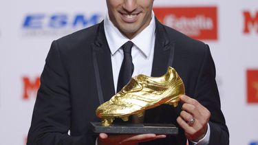 americateve | El jugador uruguayo del Barcelona, Luis Su&aacute;rez, posa con la Bota de Oro que recibi&oacute; al m&aacute;ximo goleador de Europa la temporada pasada, el mi&eacute;rcoles, 15 de octubre de 2014, en Barcelona. (AP Photo/Manu Fernandez)